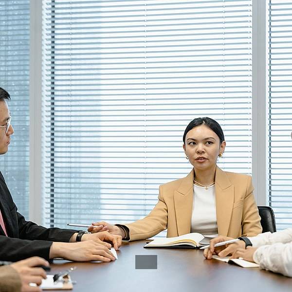 篮网vs湖人詹姆斯和欧文
