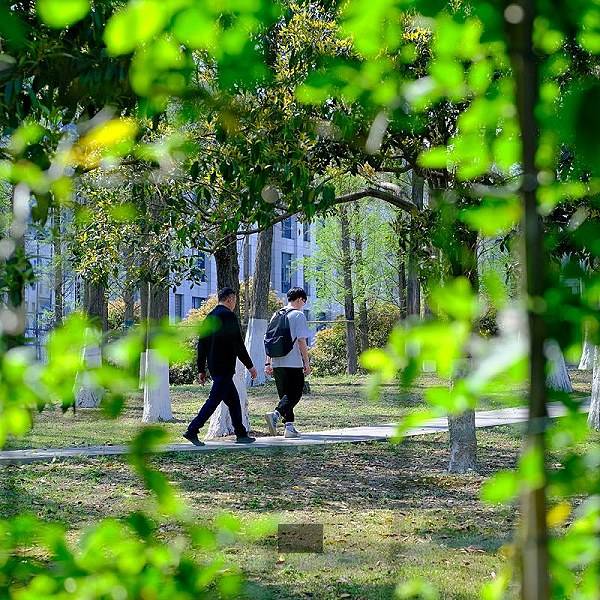 亚运会中国男篮险胜沙特挺进四强廖三宁轰30+7余嘉豪16+9